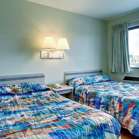 Motel 6 Manhattan Kansas Εξωτερικό φωτογραφία