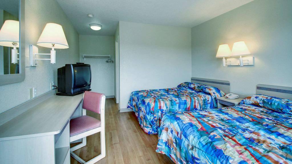 Motel 6 Manhattan Kansas Εξωτερικό φωτογραφία