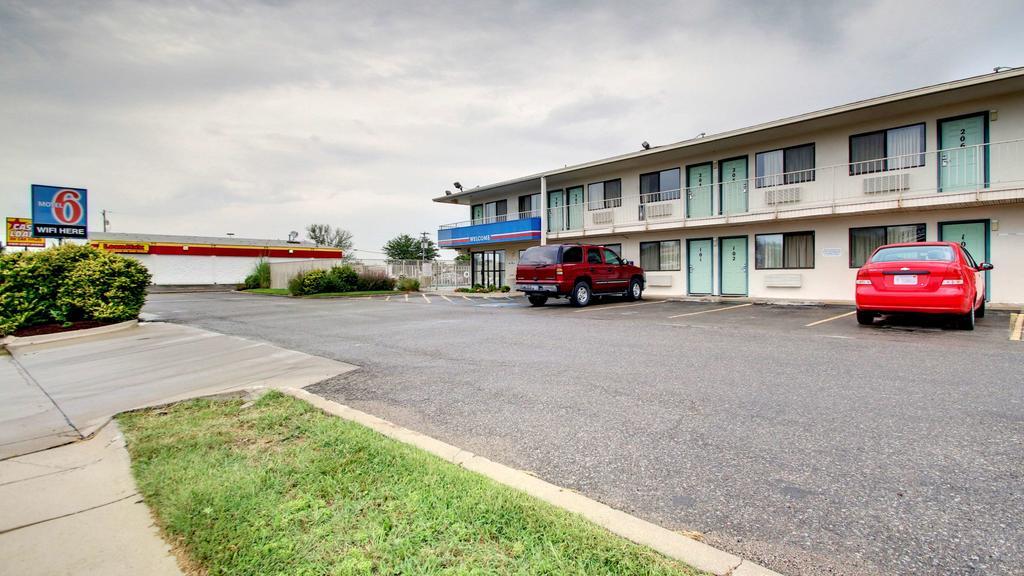 Motel 6 Manhattan Kansas Εξωτερικό φωτογραφία